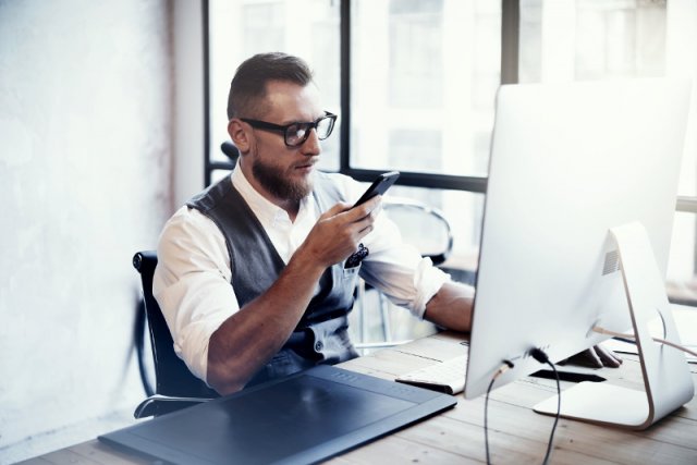 Pod względem „kliknięć” w internecie smartfony i inne urządzenia mobilne zaczynają powoli wypierać komputery stacjonarne. Jednocześnie świadczy to o rosnącej potędze internetu mobilnego na świecie.