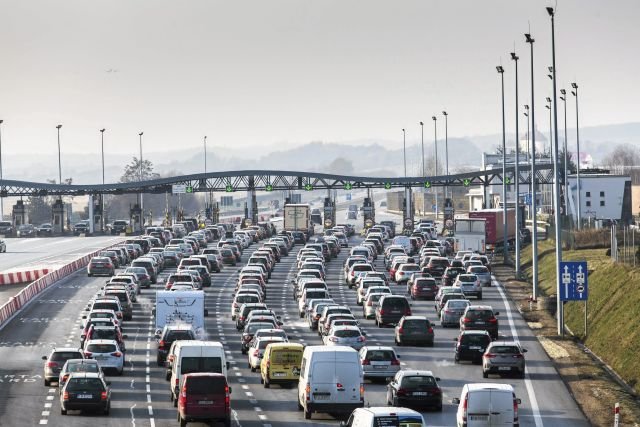 Ministerstwo Infrastruktury zdecydowało, że szlabany na autostradach zostaną podniesione, gdy oczekiwanie na przejazd będzie trwało więcej, niż 45 minut.