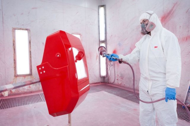 Lakiernia. To jeden z ostatnich etapów konstrukcyjnych