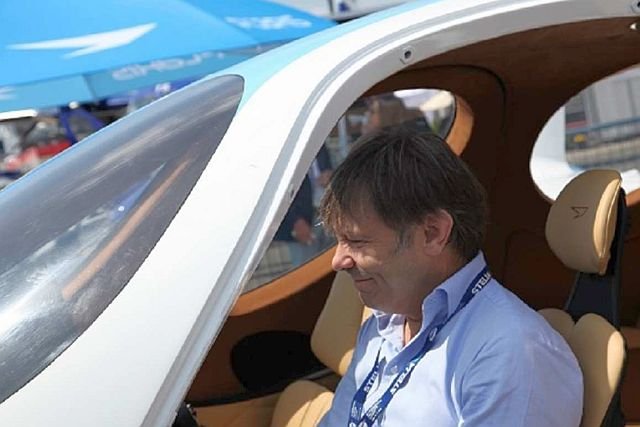 Bruce Dickinson, frontman zespołu Iron Maiden w polskim samolocie