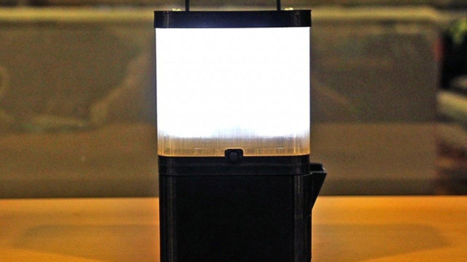 Ta lampa jest zasilana wodą i solą
