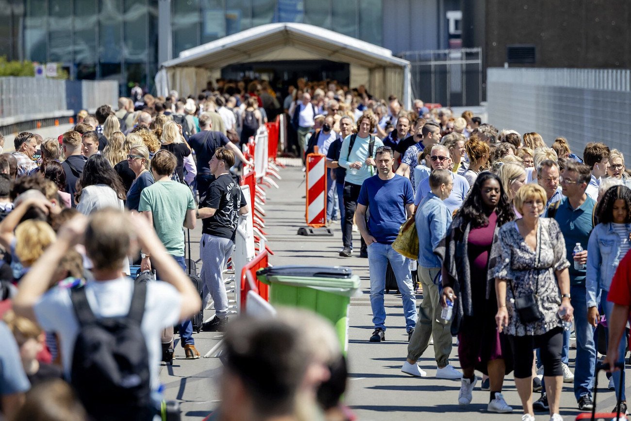 Tomasz Raczek pokazał kolejki na lotnisku Schiphol