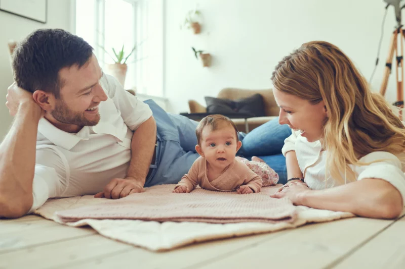 firma P&G oferuje swoim pracownikom dodatkowe 6 tygodni płatnego urlopu ojcowskiego. Wraz z ustawowymi 2 tygodniami panowie mogą spędzić z rodziną aż 8 tygodni