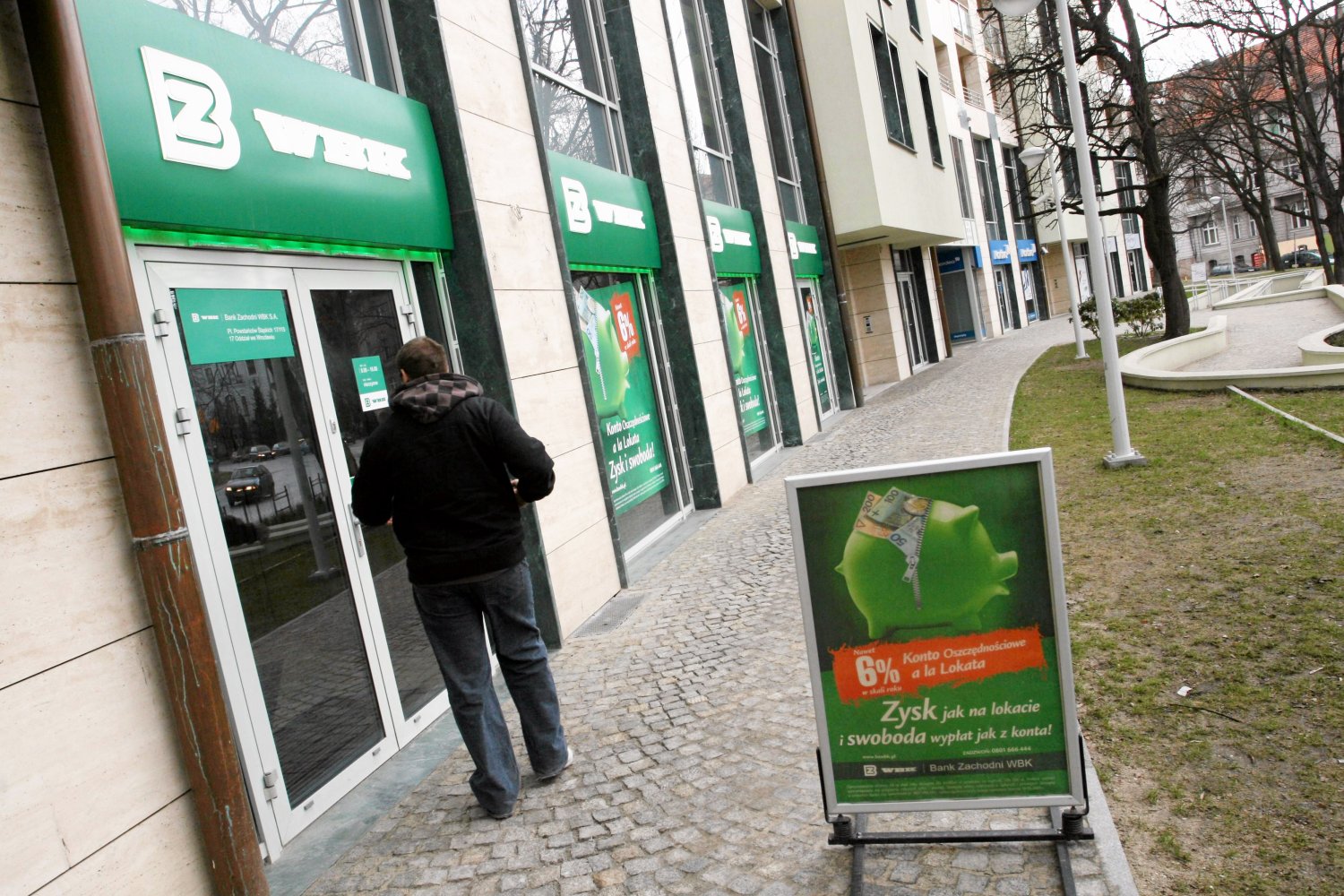 Bank Zachodni WBK próbuje usunąć usterkę, która wywołała awarię bankowości online