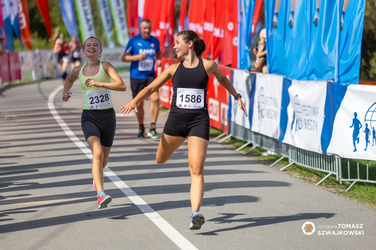Podczas drugiego dnia 14. Festiwalu Biegowego profesjonalni sportowcy i zwykli miłośnicy biegania mieli okazję wziąć udział w biegach na różne dystanse o różnym stopniu trudności. 