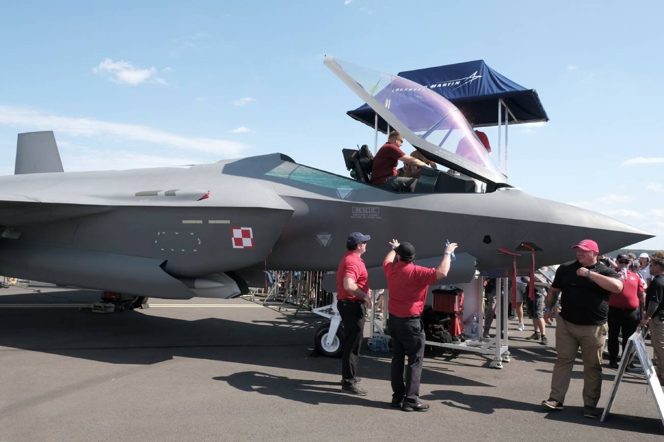 Na rezygnacji z tłumaczenia dokumentacji technicznej MON zaoszczędzi majątek.