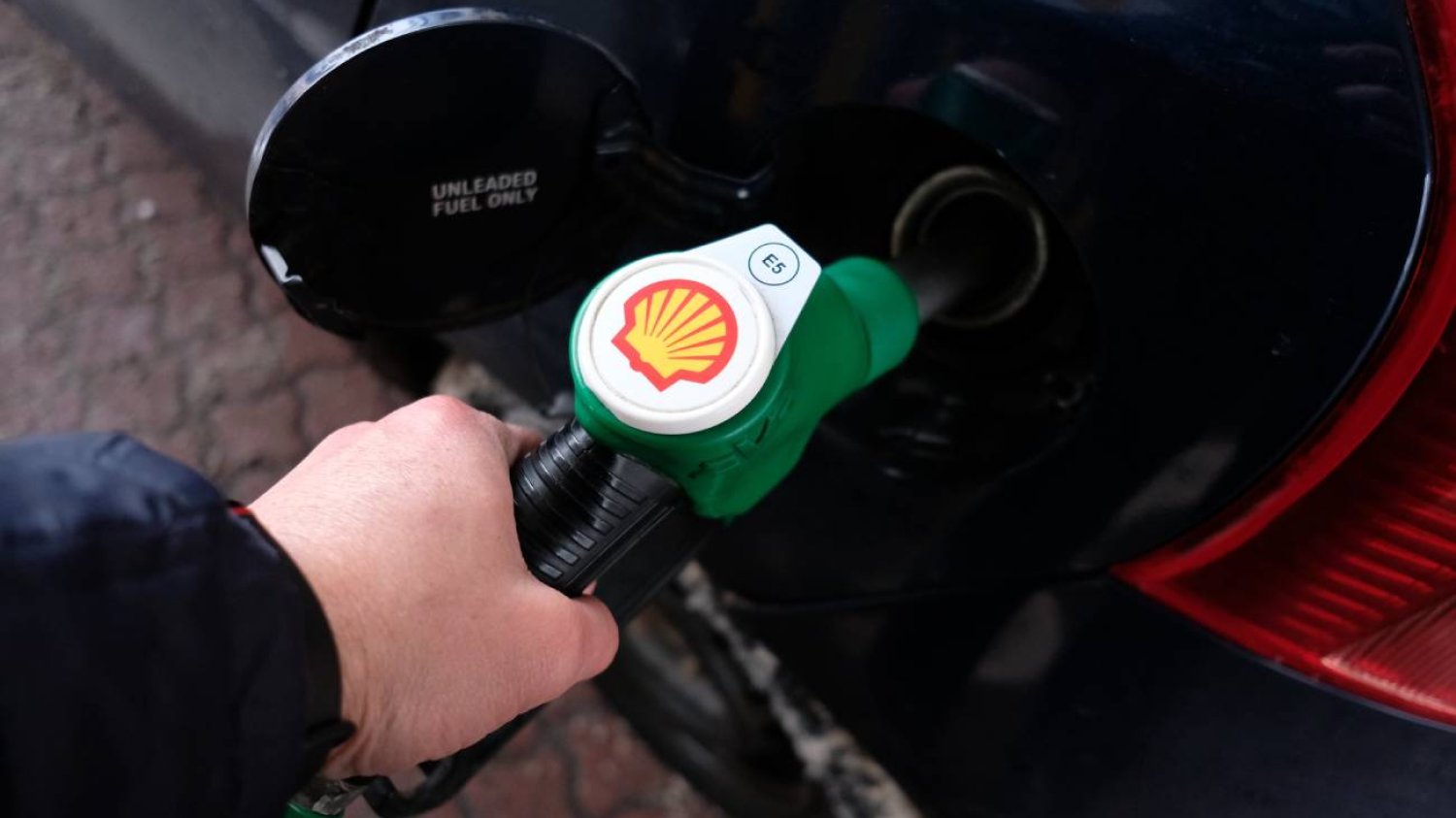 Tankowanie paliwa na stacji Shell.