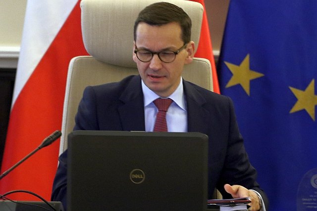 Premier Morawiecki ma twardy orzech do zgryzienia, bo zakaz handlu wyhamował konsumpcję - a to może zwiastować kłopoty.