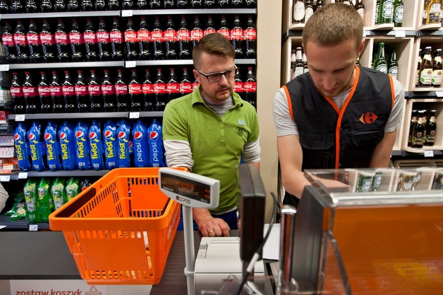 Sklepy Carrefour Express znikają ze stacji benzynowych wraz z brandem Lukoil.