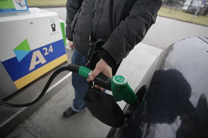 Paliwo jest w tym momencie wyjątkowo tanie. Na wielu polskich stacjach cena za litr spadła poniżej 4 zł.