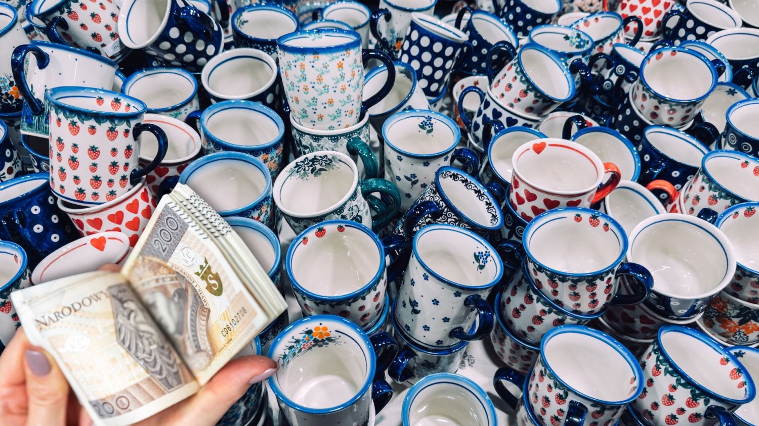 Ceramiczne kubki z Bolesławca. Plik banknotów.