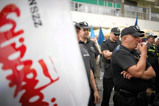 Pieniędzy brakuje dla policji, służby zdrowia czy nauczycieli. To na nich rząd oszczędza najwięcej