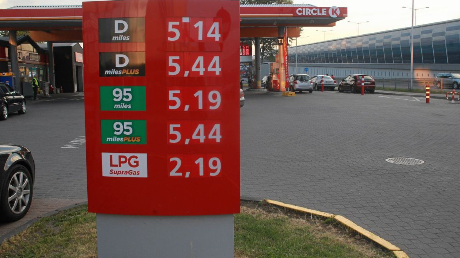Analitycy widzą szansę, ze ceny paliw spadną. To może oznaczać tańsze wyjazdy w sezonie wakacyjnym.