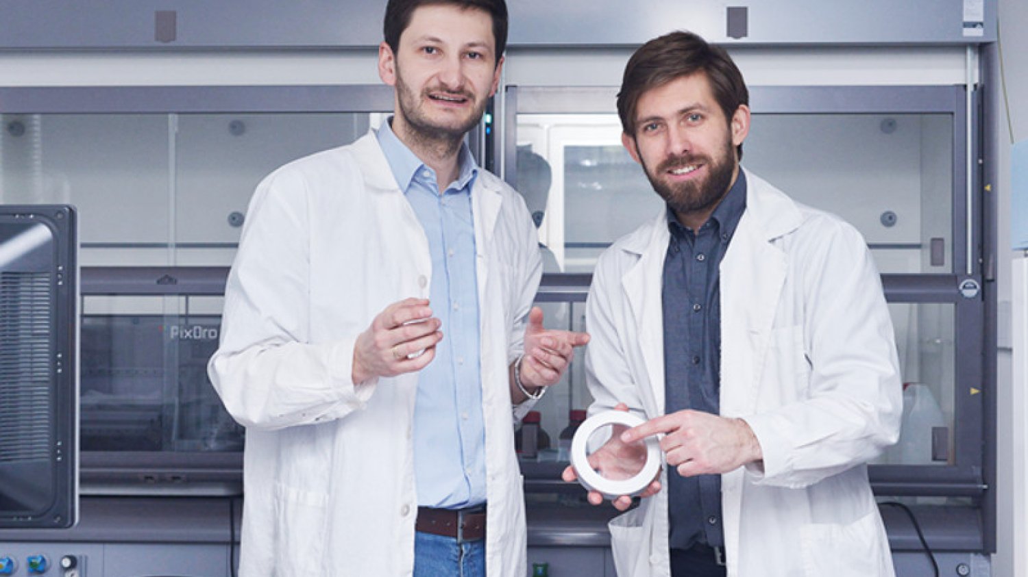 Od lewej Filip Granek oraz Zbigniew Rozynek. Twórcy technologii, która przełamie monopol Chińczyków.