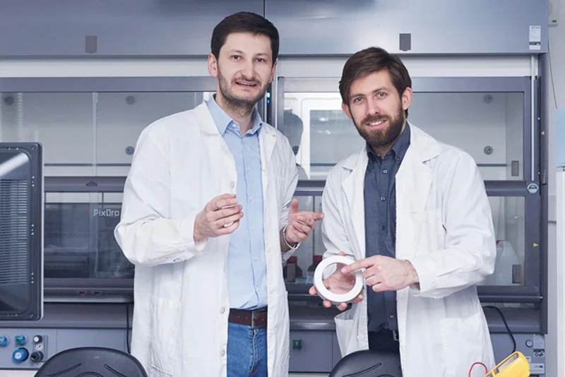 Od lewej Filip Granek oraz Zbigniew Rozynek. Twórcy technologii, która przełamie monopol Chińczyków.