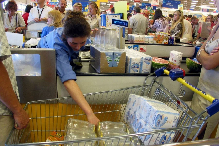Programy socjalne nakręcają koniunkturę w handlu. Być może dodatkowe, zwolnione z opodatkowania pieniądze, przyniosłyby podobny efekt.