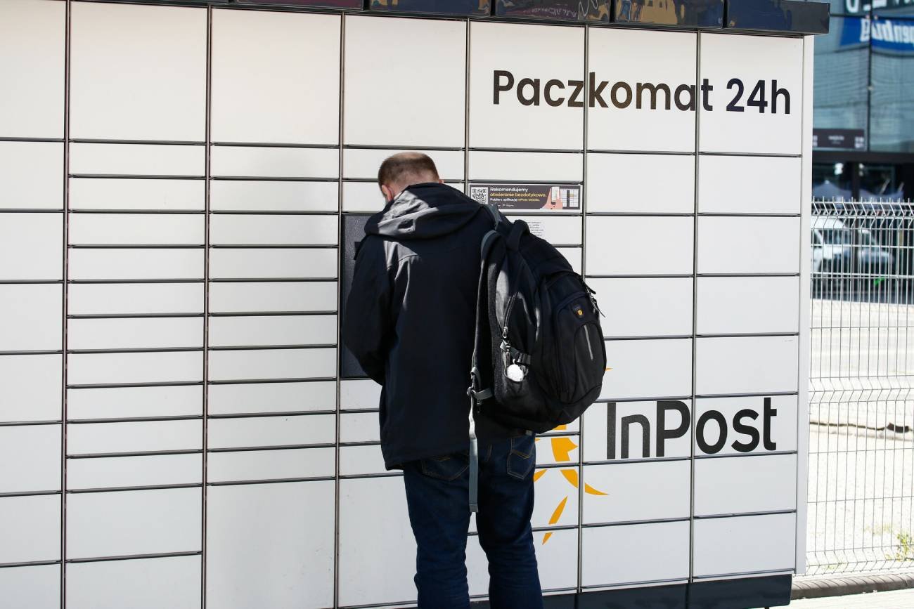 Mężczyzna przy paczkomacie InPost