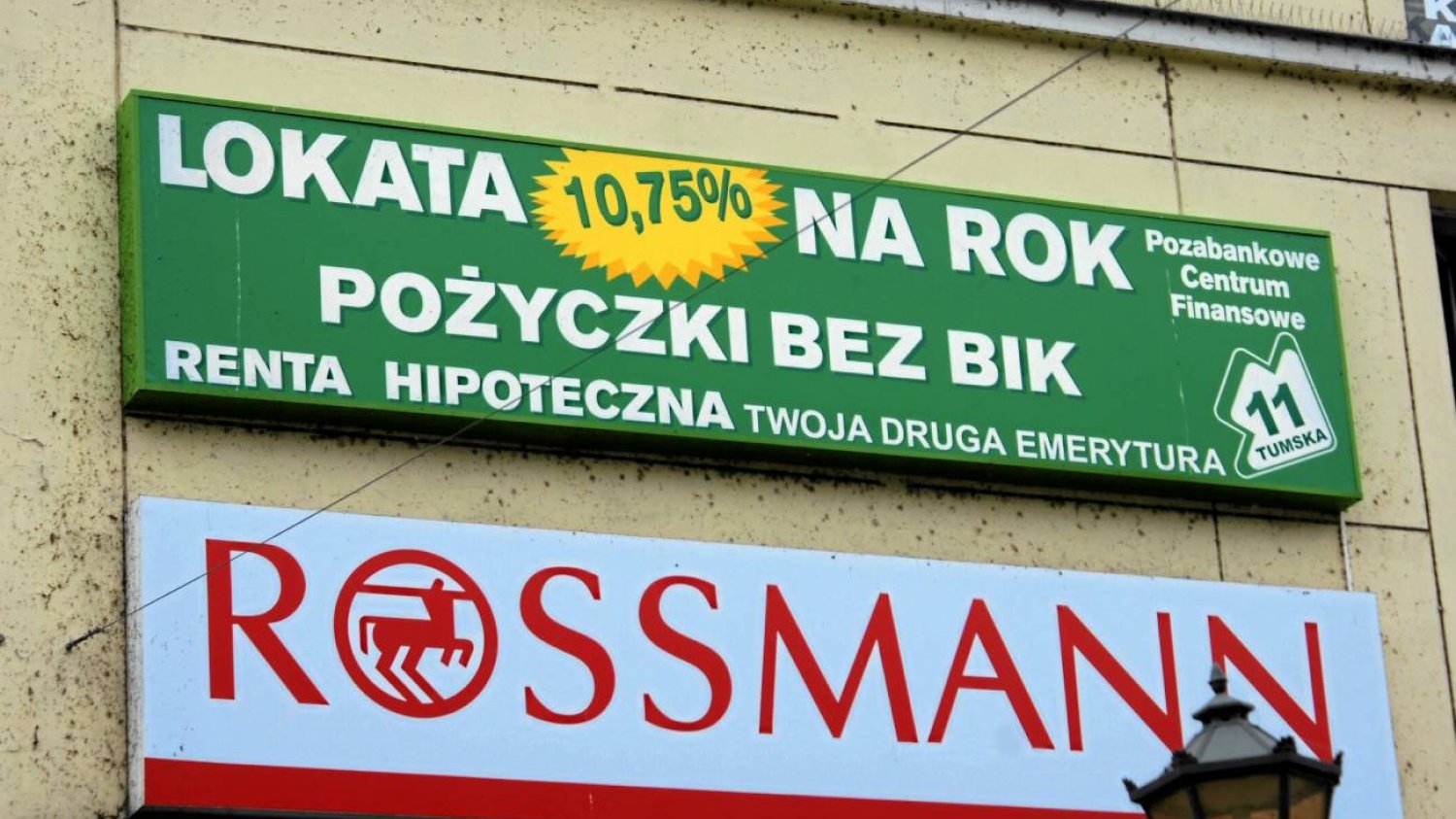 Szyld parabanku oferującego pożyczki bez BIK