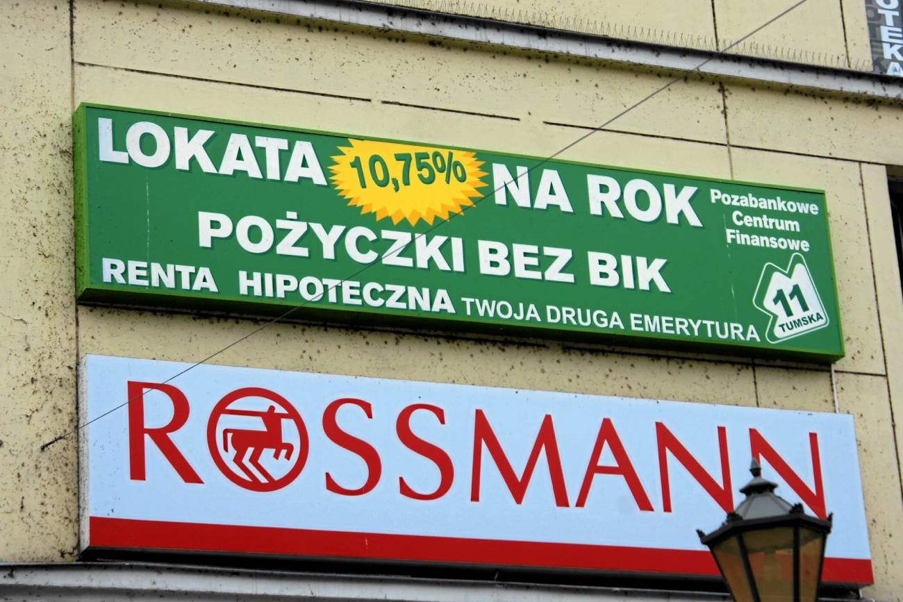 Szyld parabanku oferującego pożyczki bez BIK