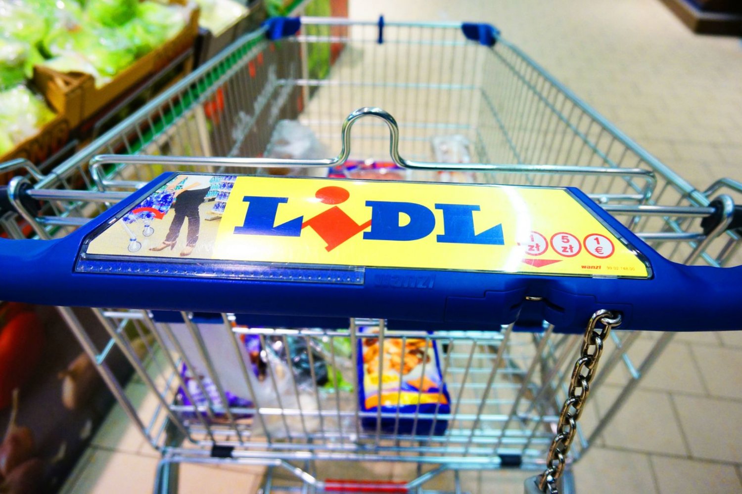 Wózek na zakupy w sklepie Lidl.