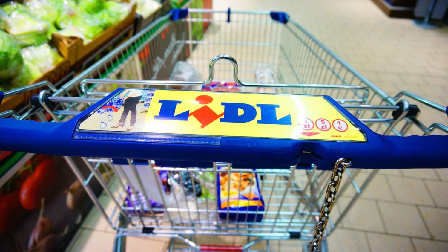 Lidl rzucił do sklepów kolekcję Wittchen. Polacy rzucili się na wyprzedaż. Wózek na zakupy w sklepie Lidl.