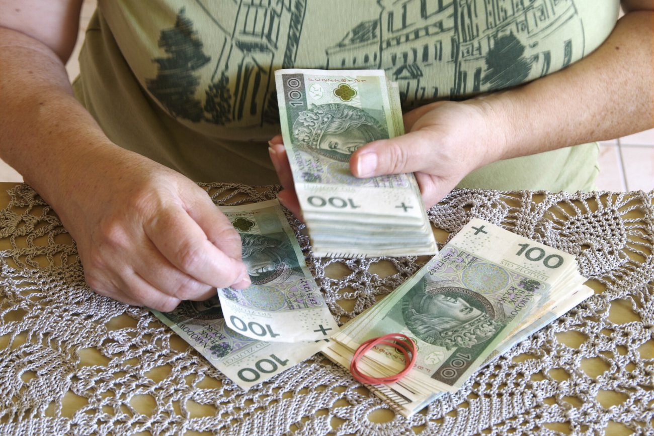 Emerytka liczy pieniądze