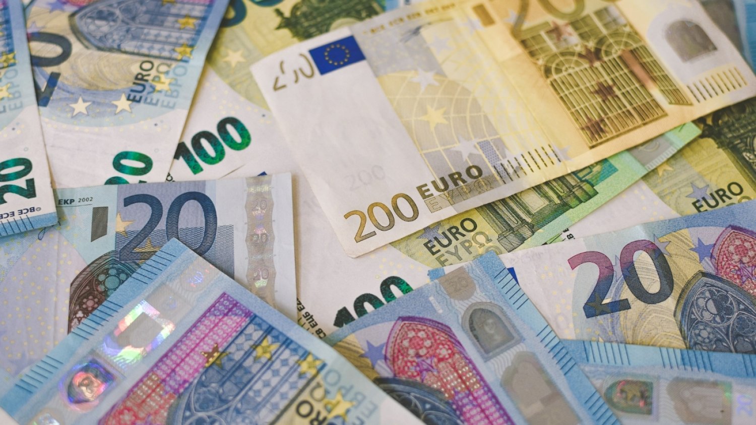 Banknoty euro o różnych nominałach.