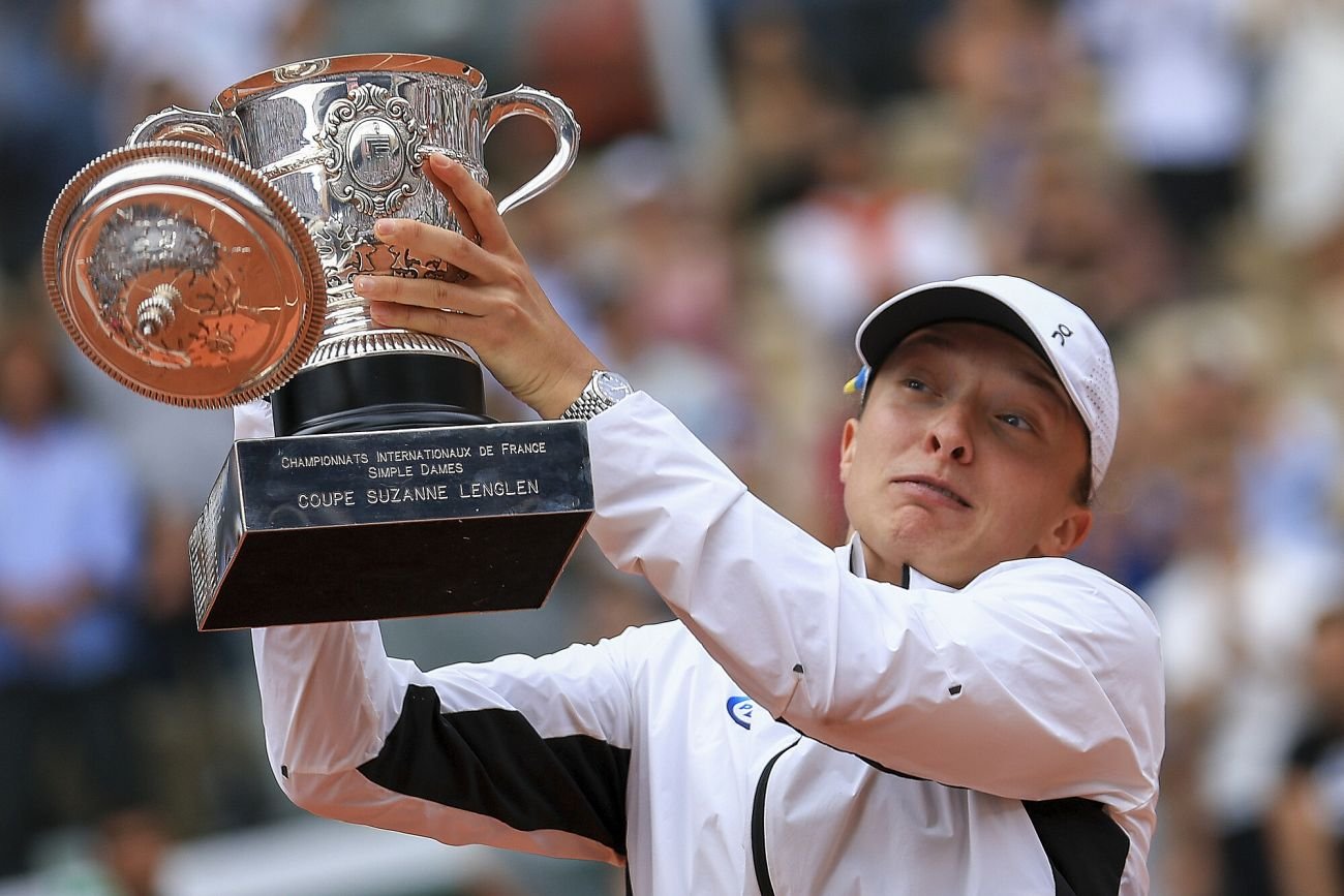 Podczas prezentacji pucharu dla zwyciężczyni doszło do zabawnej sytuacji. Świątek tak energicznie podniosła puchar, że odpadła z niego... pokrywka.