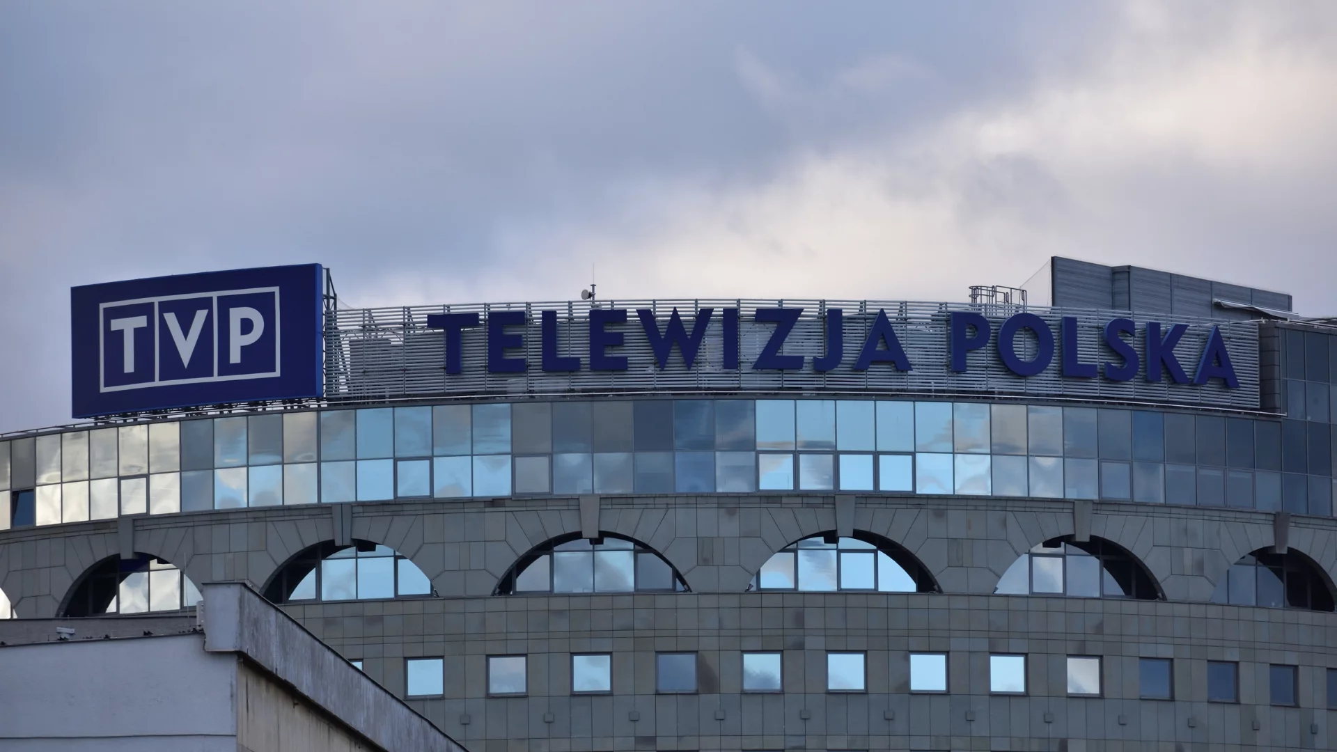 TVP musi zapłacić karę za reklamę piwa. O wszystkim przesądziło kilka minut Budynek TVP