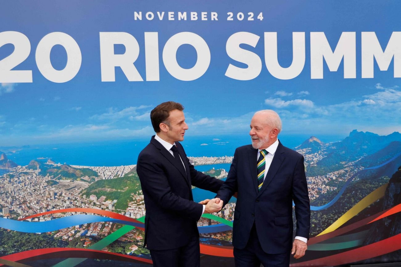 Prezydent Brazylii Luiz Inacio Lula da Silva (z prawej) wita prezydenta Francji Emmanuela Macrona po jego przybyciu na pierwszy dzień szczytu G20 w Rio de Janeiro w Brazylii.