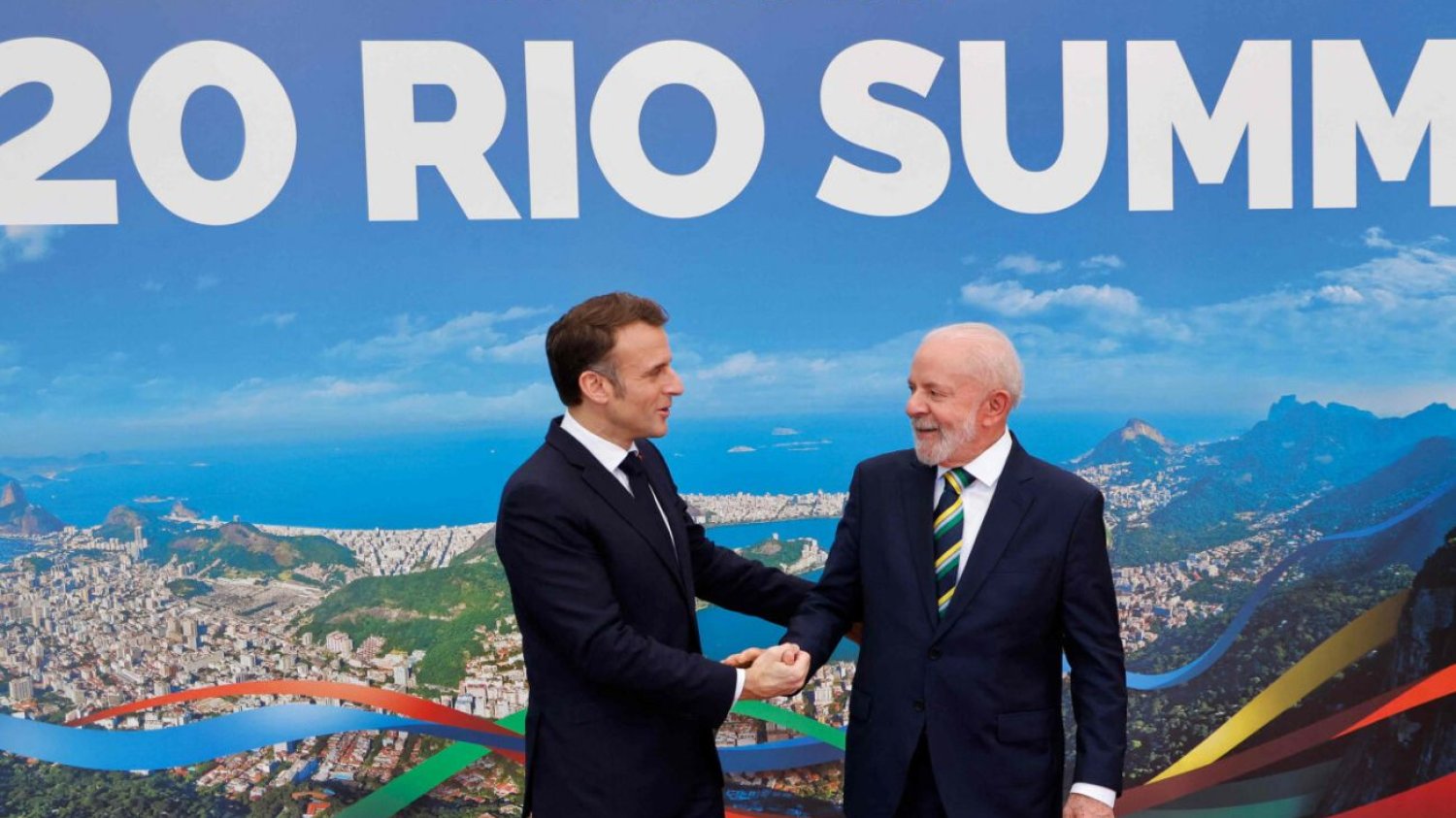 Prezydent Brazylii Luiz Inacio Lula da Silva (z prawej) wita prezydenta Francji Emmanuela Macrona po jego przybyciu na pierwszy dzień szczytu G20 w Rio de Janeiro w Brazylii.