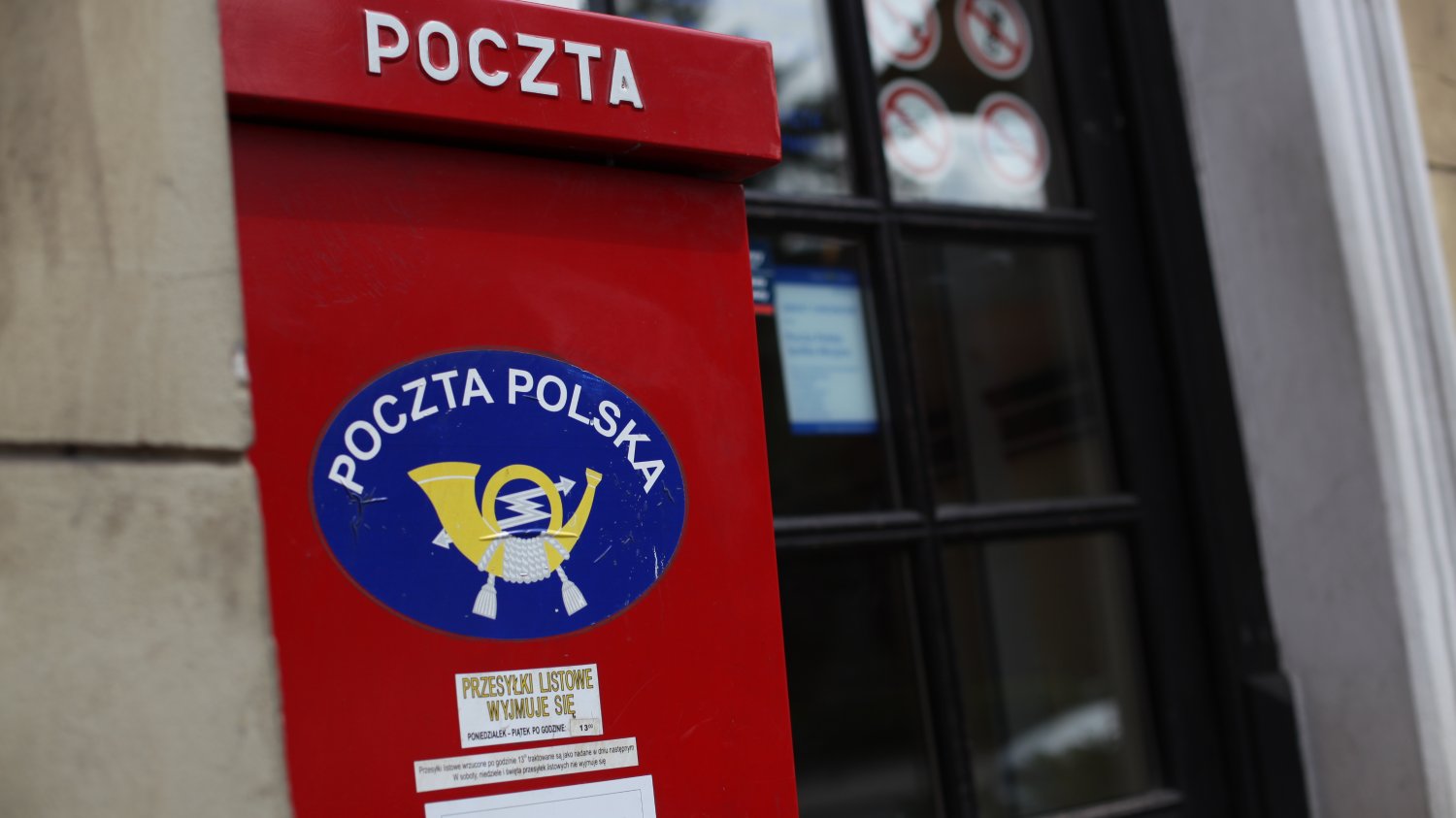Poczta Polska planuje postawić punkty odbioru paczek w sklepach Biedronka