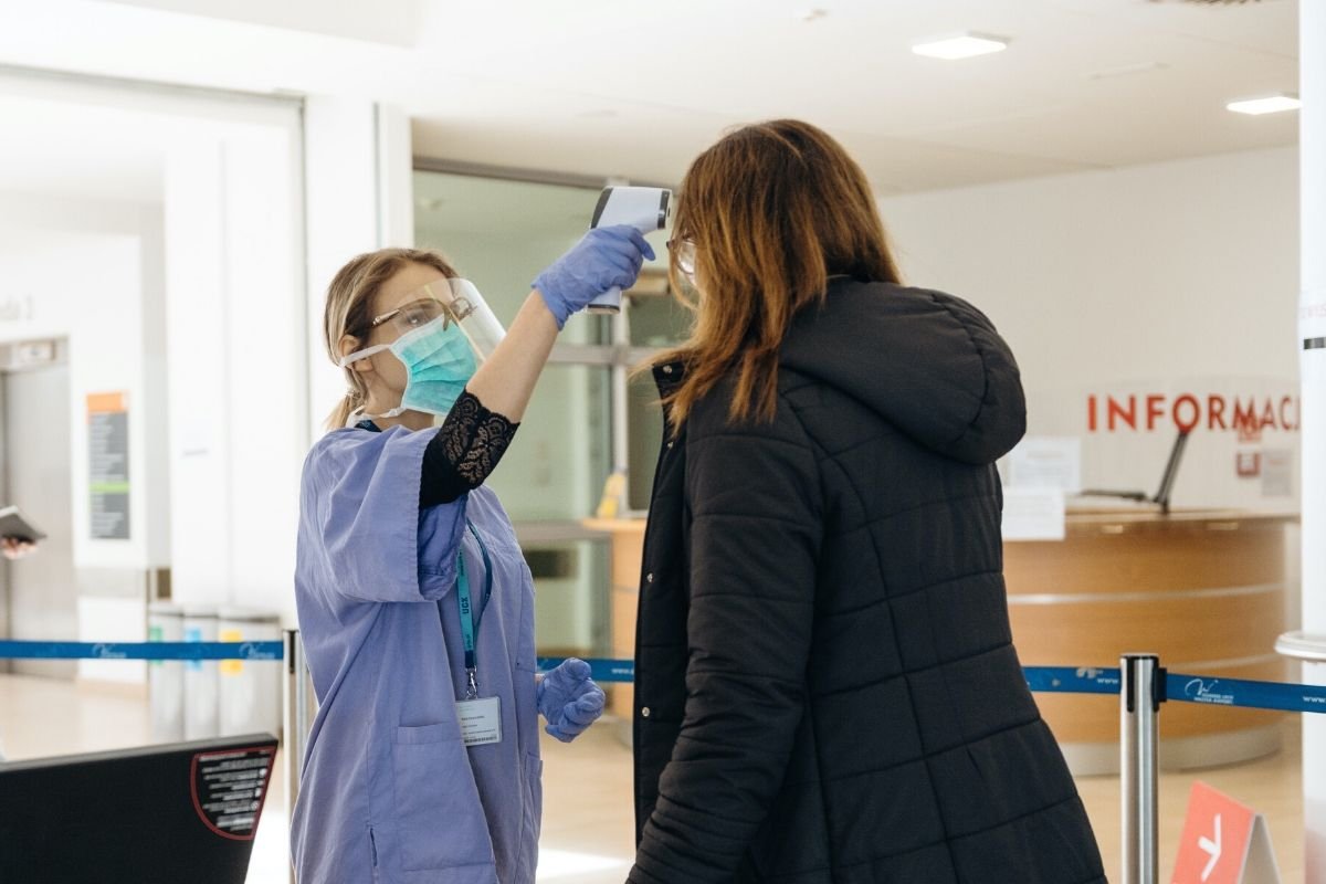 Nic nie wskazuje na to, żeby obowiązek mierzenia temperatury przy wejściu miał zostać wprowadzony w restauracjach, zakładach fryzjerskich czy kosmetycznych.