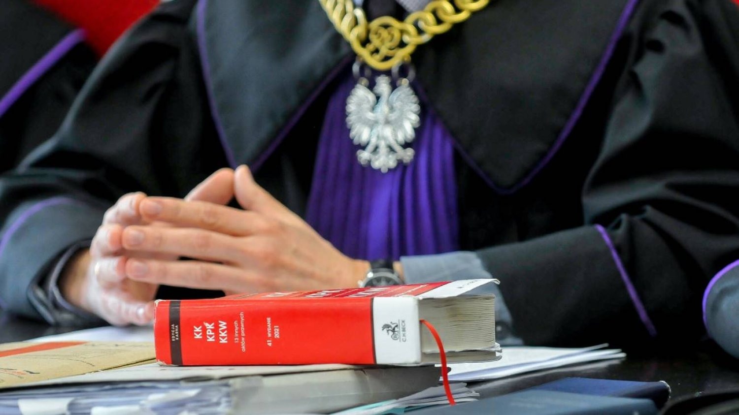Sędzia przy ogłaszaniu wyroku