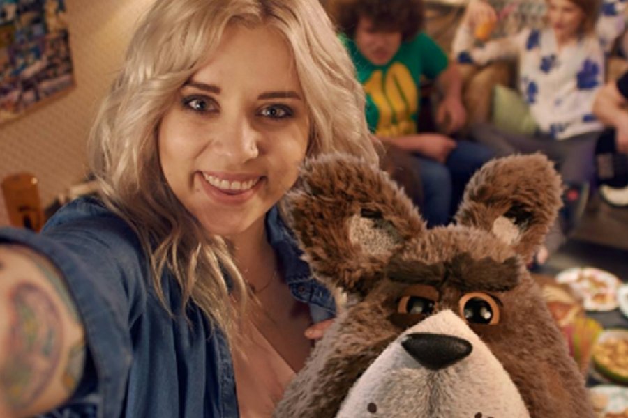 Youtuberka Banshee i Plush w spocie sieci.