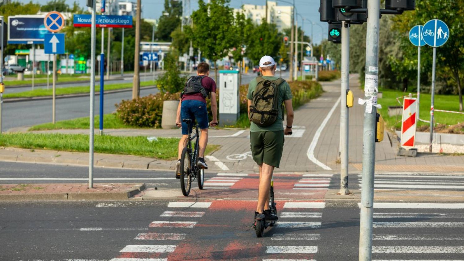 Elektryczna hulajnoga i rower przejeżdżające po przejściu dla pieszych