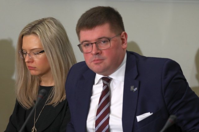 Wiceszef komisji ds. Amber Gold, Tomasz Rzymkowski (z prawej) błysnął ignorancją, staje się gwiazdą internetu