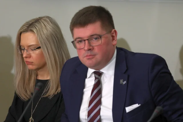 Wiceszef komisji ds. Amber Gold, Tomasz Rzymkowski (z prawej) błysnął ignorancją, staje się gwiazdą internetu