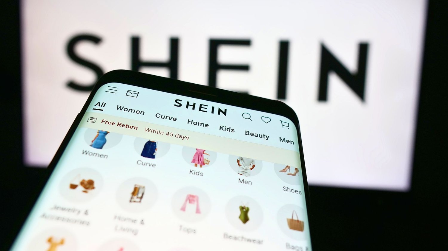 Gigantyczne centrum Shein w Polsce. Rośnie w oczach, kontrowersje również ekran komputera i smarfona z otwartą stroną internetową Shein