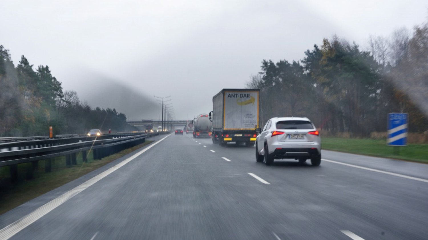 widok z okna samochodu jadącego po autostradzie