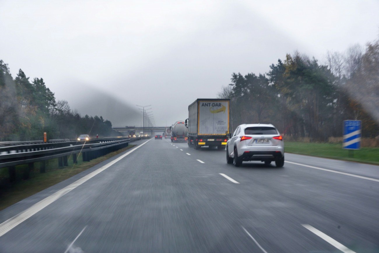 widok z okna samochodu jadącego po autostradzie