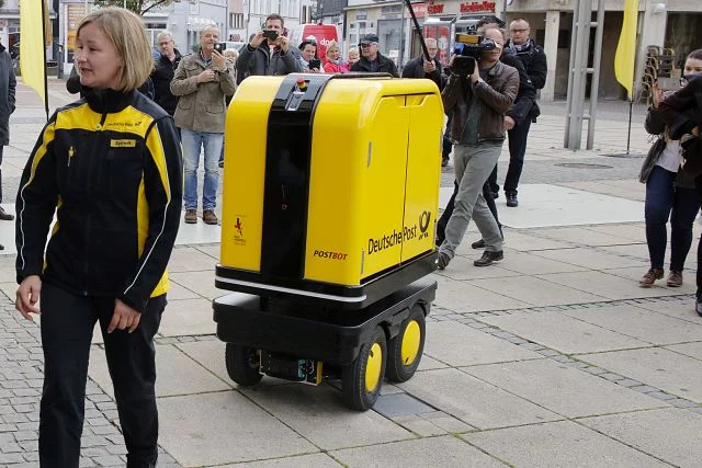 Do testów niemieckiej poczty trafiły PostBoty. To roboty podążające w ślad za listonoszem, mogą wieźć przesyłki o wadze do 150 kilogramów