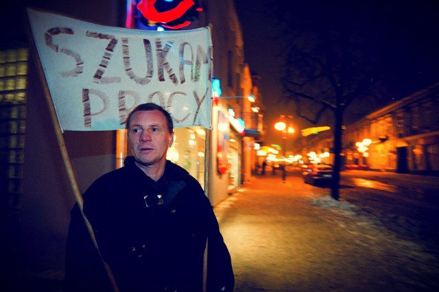 Deptak miejski w Radomiu. Bezrobotny od kilku lat pan Marek spaceruje z transparentem "Szukam Pracy". Problem długotrwałego bezrobocia dotyczy blisko 900 tys. ludzi w Polsce