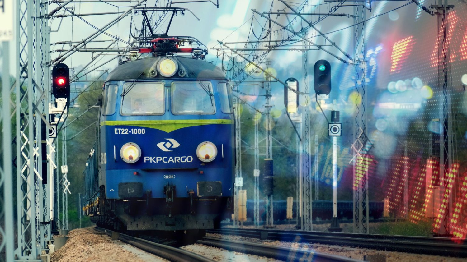 PKP Cargo ma propozycje dla wierzycieli. Pieniędzy szuka na giełdzie Pociąg PKP Cargo i wykresy giełdowe.