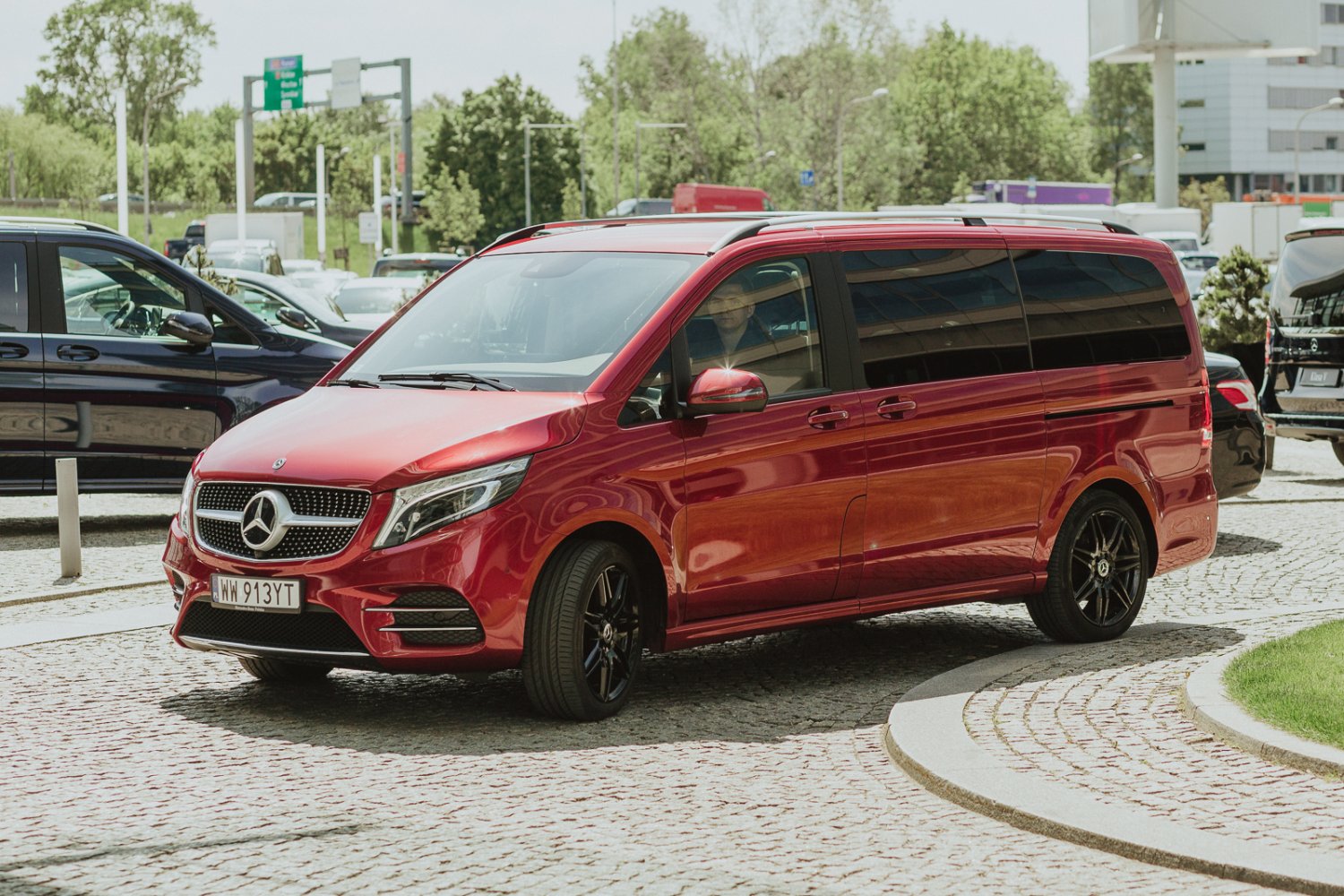 Mercedes Klasy V to samochód nie tylko praktyczny, ale i ładny oraz napakowany technologicznie.