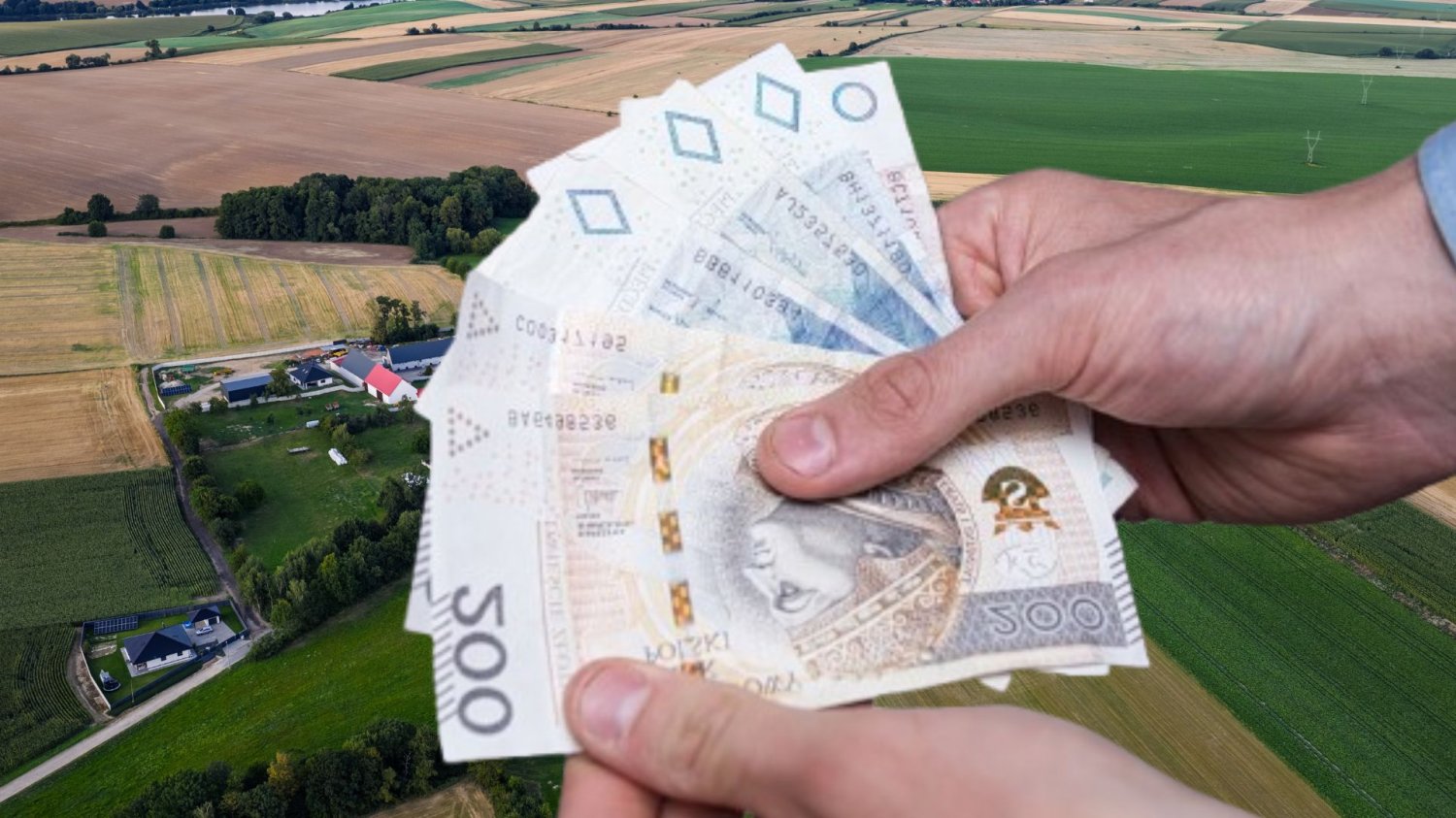 Pieniądze z KPO trafią na wieś. Miastowi nie zgadną, na co pójdzie 78 mln zł Wieś z lotu ptaka, a na środku wklejone ręce z banknotami polskich złotych. 78 mln zł z KPO płynie na wieś. Miastowi będą przecierać oczy ze zdumienia