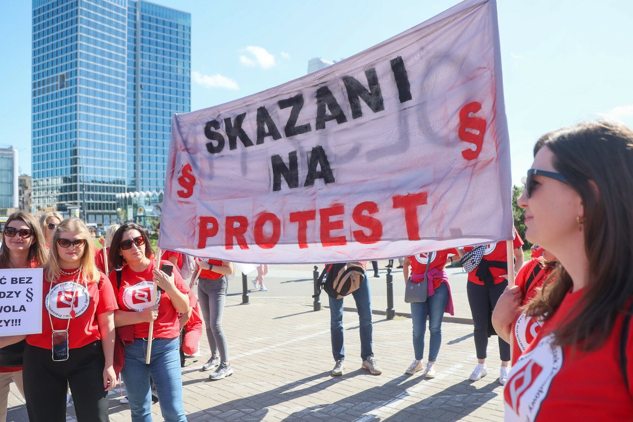 Marsz Gniewu idzie przez Warszawę.