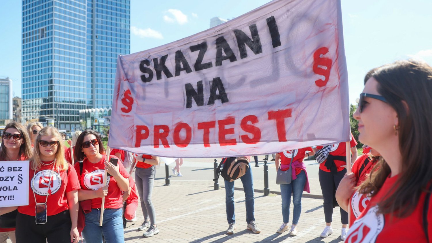 Marsz Gniewu idzie przez Warszawę.