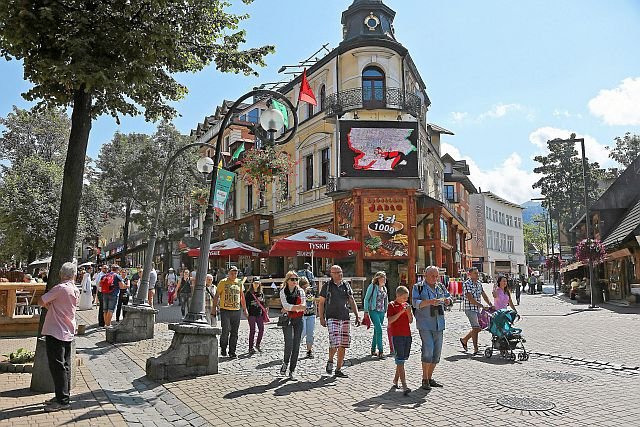 Zakopane powoli się zmienia, ale ciągle jest przytłoczone różnej maści reklamami i szyldami