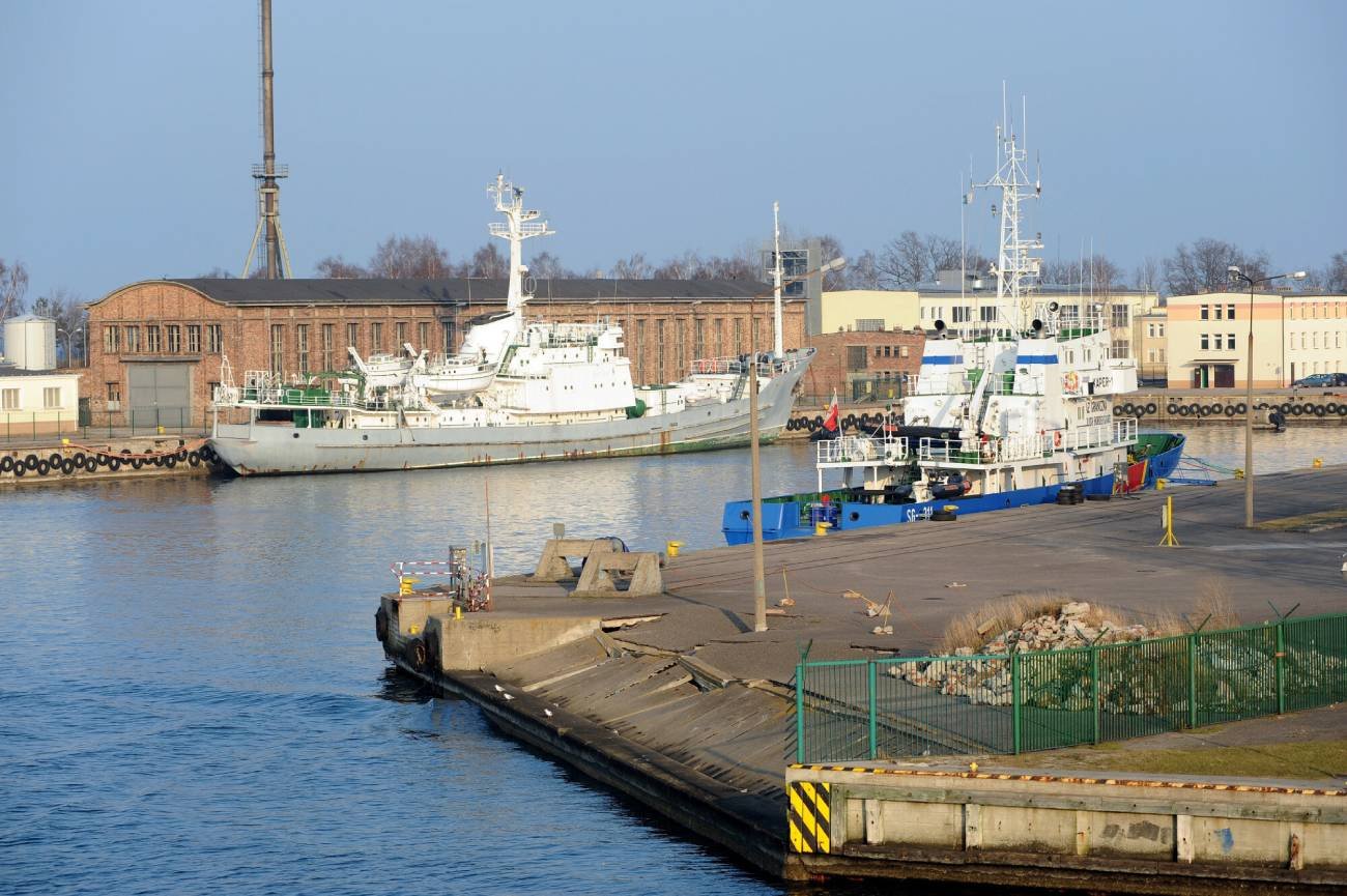 Patrolowiec czeka na odbiór w porcie Westerplatte.
